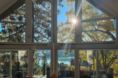 Surreal Feel Lakeview Chalet House in Lake Arrowhead