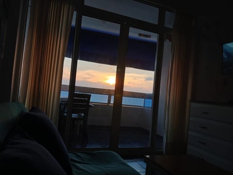 Natural landscape, Living room, Photo of the whole room, Seating area, Sea view, Sunrise, Sunset