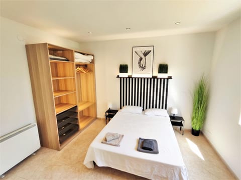 Bed, Photo of the whole room, Bedroom, hair dresser, internet, wardrobe