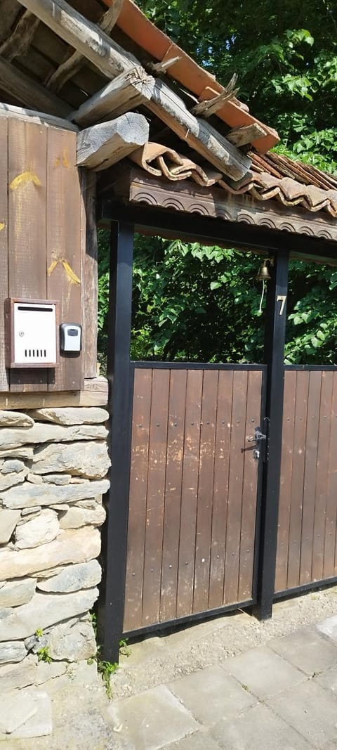 Глинената къща в Дълги Дел House in Serbia