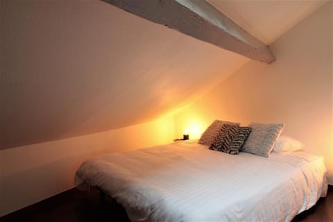 Bed, Other, Photo of the whole room, Bedroom