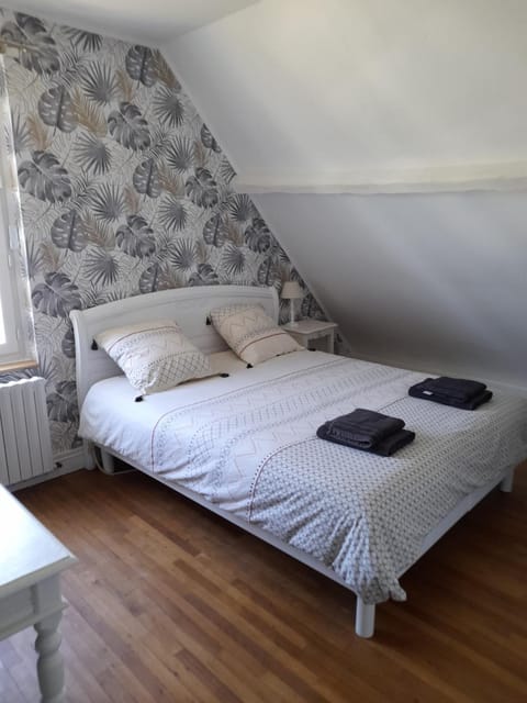 Photo of the whole room, towels