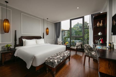 Bed, Living room, Photo of the whole room, Seating area, Bedroom, hair dresser