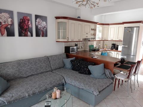 Kitchen or kitchenette, Seating area