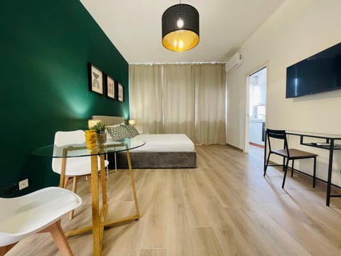 Bed, TV and multimedia, Photo of the whole room, Seating area, Bedroom, hair dresser