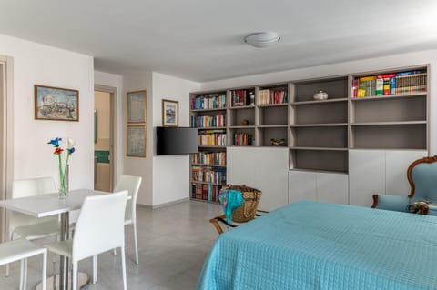 Bed, Living room, Photo of the whole room, Bedroom