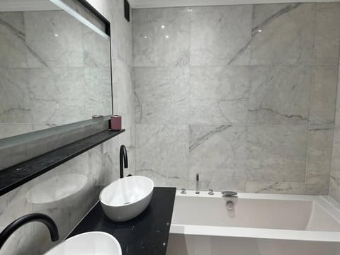 Amazing! 7 bedroom villa with rooftop pool & views Villa in Cape Town