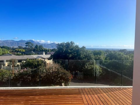 Amazing! 7 bedroom villa with rooftop pool & views Villa in Cape Town