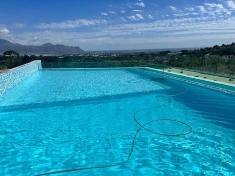 Amazing! 7 bedroom villa with rooftop pool & views Villa in Cape Town