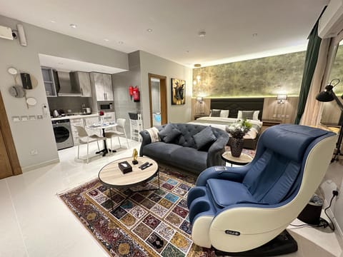 Massage, TV and multimedia, Kitchen or kitchenette, Seating area, Dining area, minibar