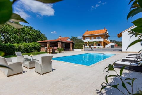 Property building, Patio, Day, Garden, Garden view, Pool view, Swimming pool, sunbed