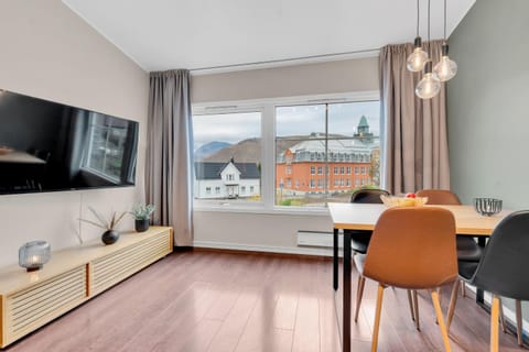 Communal lounge/ TV room, TV and multimedia, Living room, Seating area, Dining area, Mountain view