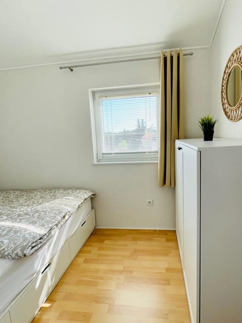 Photo of the whole room, Bedroom, wardrobe