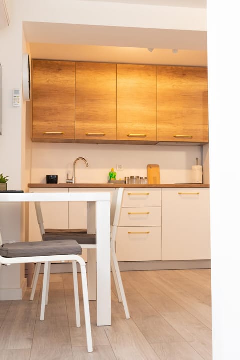 Kitchen or kitchenette, minibar, stove