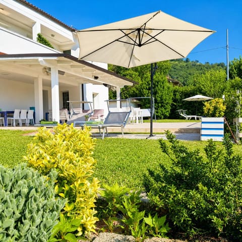 Property building, Patio, Day, Garden view, sunbed