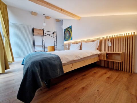 Bedroom, Mountain view