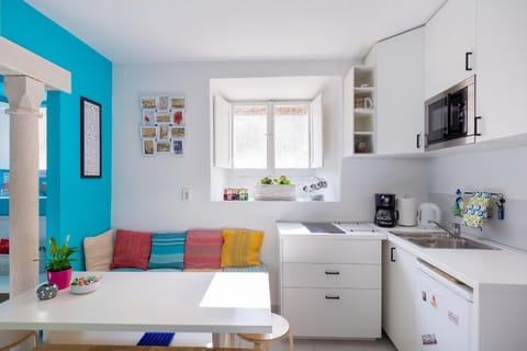 Coffee/tea facilities, Kitchen or kitchenette, minibar, stove