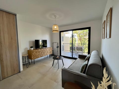 Communal lounge/ TV room, Bed, TV and multimedia, Living room, Seating area, Evening entertainment