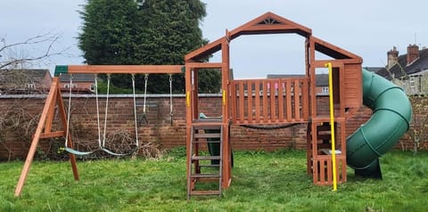 5 bedrooms, sleeps up to 16, secure parking space & comfort House in Mansfield