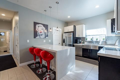 Kitchen or kitchenette, Dining area, dishwasher, minibar, stove