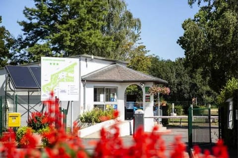 Camping Onlycamp des Halles Campground/ 
RV Resort in Bourgogne-Franche-Comté