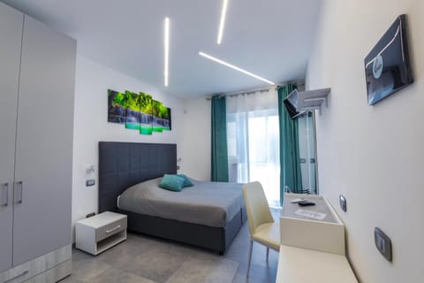 Bed, TV and multimedia, Photo of the whole room, Bedroom, air conditioner
