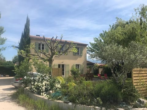 Maison familiale au pied du Mont Ventoux House in Mazan