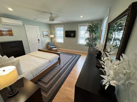 Epic Downtown Newport 6BR Whole House w Parking House in Newport