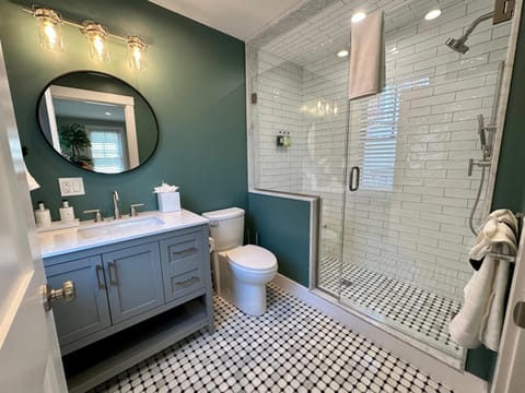 Epic Downtown Newport 6BR Whole House w Parking House in Newport