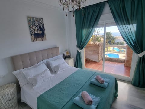 Photo of the whole room, Bedroom, towels