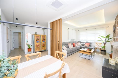 Living room, Photo of the whole room, Seating area, Dining area