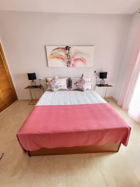 Photo of the whole room, Bedroom
