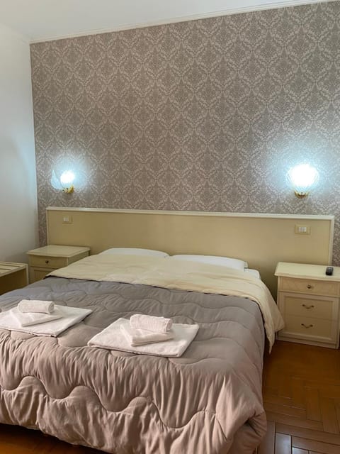 Bed, Bedroom, towels