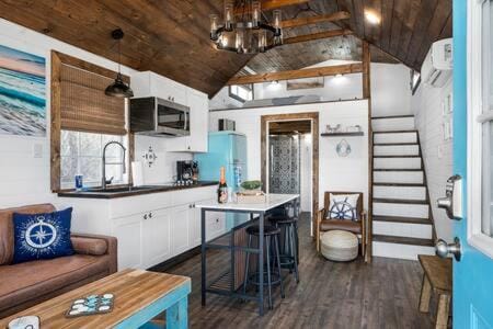 Life's a Beach - 3 Acres with Hot Tub House in Fredericksburg