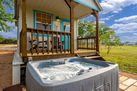 Life's a Beach - 3 Acres with Hot Tub House in Fredericksburg