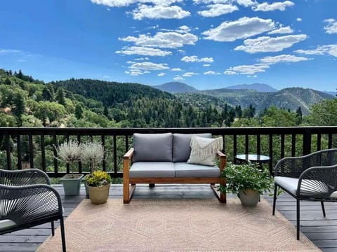 @wild_olive_den ~ Serene Weekend Getaway Cabin Cabin in Running Springs