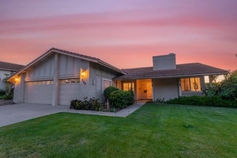 Property building, Facade/entrance, Neighbourhood, Natural landscape, Garden, Garden view, Street view, Sunset, Quiet street view