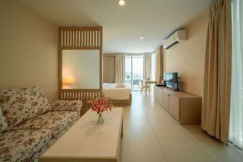 Bed, TV and multimedia, Balcony/Terrace, Photo of the whole room, Seating area, Bedroom, safe