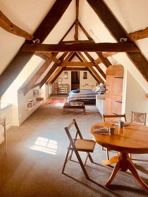 Bed, Living room, Photo of the whole room, Dining area