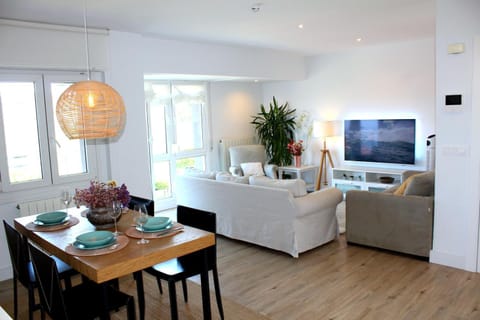 TV and multimedia, Living room, Lounge or bar, Seating area, Dining area