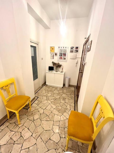 Living room, Seating area, Dining area, oven