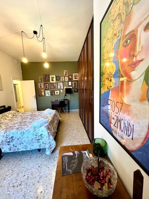 Bed, Living room, Photo of the whole room, Decorative detail, Seating area, Bedroom, fireplace