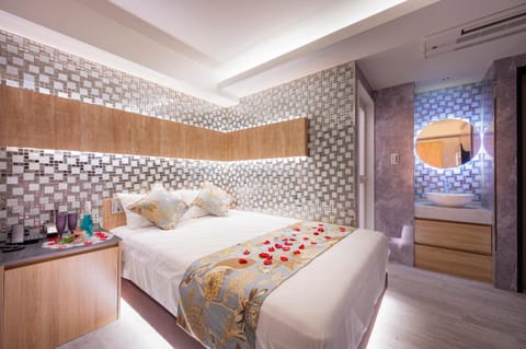 Bed, Photo of the whole room, Bedroom