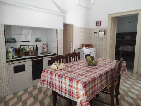 Kitchen or kitchenette, Dining area, minibar, pet friendly, kitchen