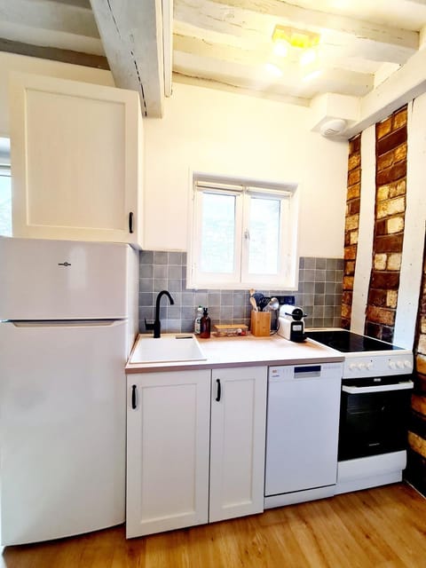 Coffee/tea facilities, Kitchen or kitchenette, dishwasher, oven