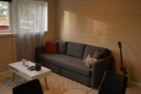 Nyrenovert leilighet med gratis parkering Apartment in Lofoten