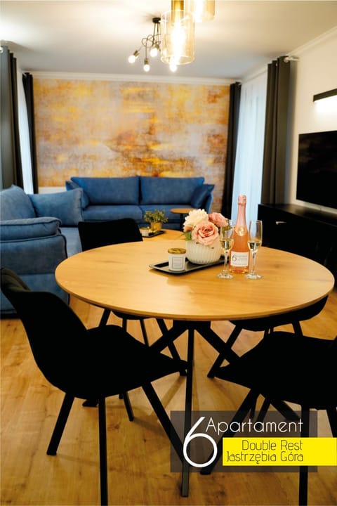 People, View (from property/room), Living room, Photo of the whole room, Dining area, Pets, Drinks, Alcoholic drinks, Non alcoholic drinks, furniture, internet, pet friendly