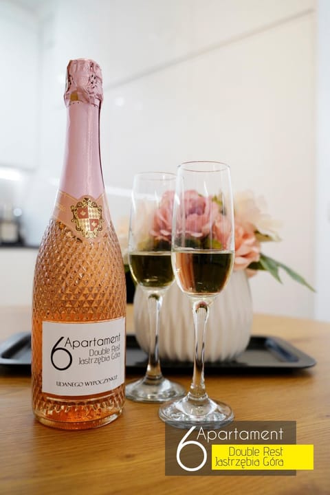 Living room, Food and drinks, Drinks