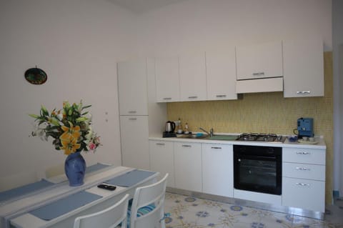 Kitchen or kitchenette, Dining area, pet friendly, stove