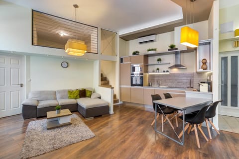 Kitchen or kitchenette, Living room, Seating area, Dining area